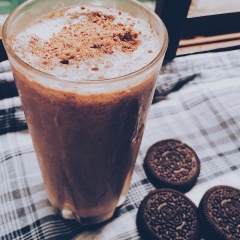 Đổ chocolate ra ly rồi thêm phần hỗn hợp bột kem nestle vào, rắc ít bột cacao hoặc vụn bánh oreo lên trên và thưởng thức ngay nhé!
