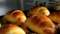 Cách làm bánh mì cua nhân phô mai nướng: Đậy kín bột để ủ lần 2 tới khi bột nở gần gấp đôi, ủ trong thời gian 40-50 phút. Làm nóng lò trước khi nướng 15 phút ở nhiệt độ 175 độ C, lửa trên và dưới. Đánh tan 1 quả trứng gà pha với 1 muỗng canh sữa tươi (15ml) rồi lọc qua rây, sau đó quét một lớp trứng mỏng lên mặt bánh trước khi nướng. Khi quét nhớ nhẹ tay vì bánh sau khi ủ rất dễ xẹp nếu đụng mạnh. Nướng bánh mì cua phô mai ở nhiệt độ 175 độ C trong 20-25 phút. Nếu nhiệt độ lò không đều sau khi nướng 12-14 phút có thể quay khay nướng để bánh mì cua nướng chín vàng đều.
