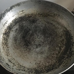 Cho 1 muỗng canh dầu ăn vào chảo, đợi nóng cho tiếp 20g tỏi băm vào phi thơm.
