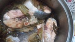 Với món Cá basa kho dưa chua chua, mằn mặn kèm theo vị béo của cá này ăn cùng cơm nóng rất tuyệt nha. Bạn hãy thử làm ngay nhé.