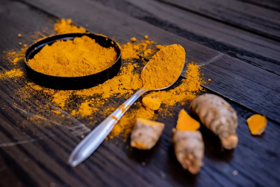Estudos: curcumina reduz gordura no fígado e inflamação na doença hepática gordurosa
