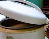 Xong đóng nắp lại như hình, bật nút Cook và để đó, nếu cạn nước thì nồi sẽ tự chuyển sang nút Warm. Cách này cả nhà có thể áp dụng để nấu cơm nguội dư thành cháo trắng nhé, nhất là phần cơm nguội có lẫn nhiều cháy nhỏ. Tối bật nút Cook nấu cháo, sau đó nồi cháo sôi bùng lên và cơm nở nhiều thì rút điện. Đến sáng là đã có sẵn nồi cháo trắng, chỉ cần thêm thịt, cá, tôm, rau củ... là có nồi cháo nóng hổi cho bữa sáng rồi. Rất nhanh gọn đúng không nè