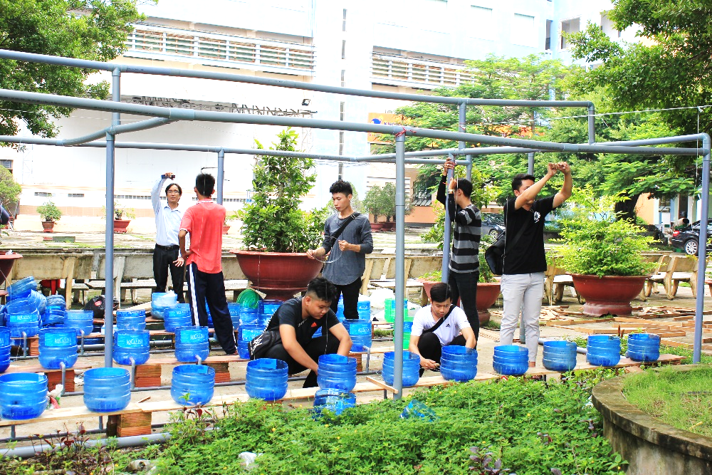 Nhóm sinh viên chuyên ngành Khoa học Máy tính đã tìm tòi, nghiên cứu và thực hiện đồ án “Xây dựng hệ thống tưới cây thông minh” 