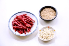 Ớt khô rửa sạch, để ráo. Đậu phộng rang chín thơm, giã nhuyễn. Cho ớt khô vào máy xay, xay nhỏ. Sau đó, Đổ ớt xay ra bát nhỏ. Tiếp đó bạn cho mè rang, đậu phộng và 1/2 muỗng canh muối vào trộn đều.