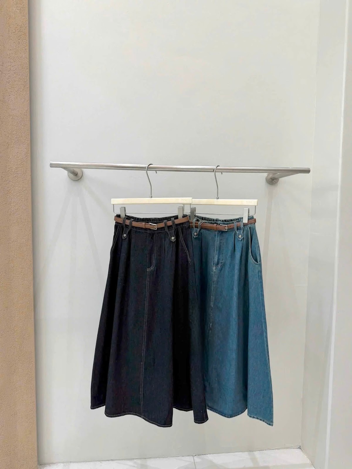 Chân váy dài jean xòe đính đai đinh lưng chun XONXEN SHOP 88820 – Image 6