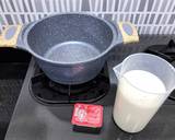 Bạn cho sữa tươi & sữa đặc vào nồi, khuấy đều, đun với lửa nhỏ.