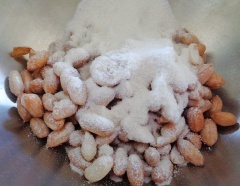 Sau đó, vớt đậu phộng ra, rửa sạch, cho vào tô trộn với 1 muỗng cà phê muối, đường trắng, hạt nêm chay, bột dừa.