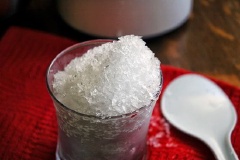 Chanh vắt lấy nước cốt chanh, cho ra chén. Đá bào cho ra ly.