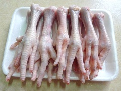 Chân gà chặt bỏ móng, rửa sạch với nước pha 1/2 muỗng cà phê muối cho thật sạch.