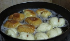 Hấp chừng 6-10 phút là bánh chín. Bắc chảo dầu lên, đợi dầu sôi rồi hạ lửa trung bình. Chiên từng khoanh bánh trong dầu. Vì bánh đã chín nên chỉ cần chiên sơ hai mặt cho bánh vàng là được.