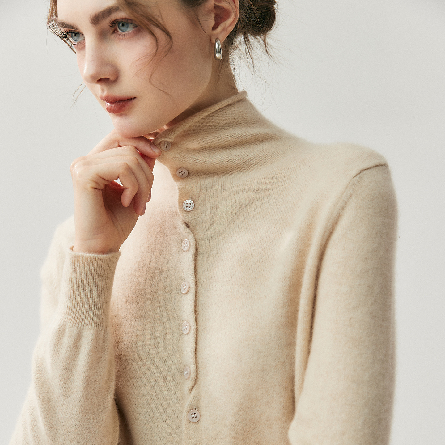 Women's cardigan with turtleneck and button closure