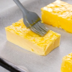 Làm nóng lò nướng ở nhiệt độ 180 độ C khoảng 5 phút. Phết lòng đỏ trứng gà lên bánh và cho vào lò nướng 180 độ C thời gian 15 - 20 phút là hoàn thành.
