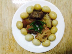 Thịt và trứng thấm gia vị thì tắt bếp. Múc thịt heo kho trứng ra đĩa, dùng làm món mặn ăn với cơm nhé!