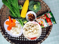 Củ cải cắt miếng, đậu hũ thái miếng nhỏ vừa ăn, cà rốt nạo vỏ cắt hoa cho đẹp, nấm hương ngâm và rửa sạch.