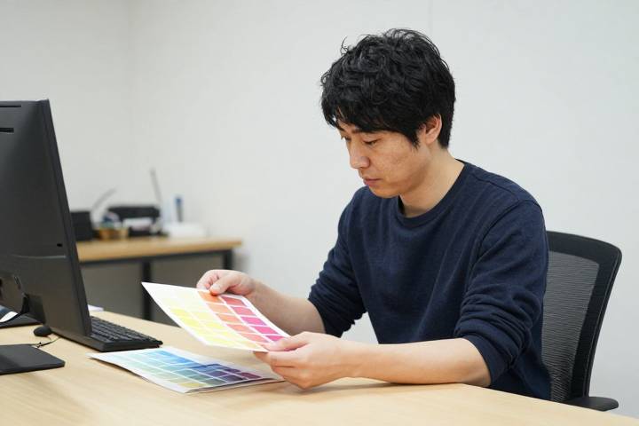 カラーパレットと色合いを調べる男性