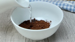 Làm vân bánh bông lan cuộn bằng cách pha 2 muỗng canh bột cacao với 30ml nước nóng cho tan rồi thêm vào 1 muỗng canh bột bánh vừa trộn xong, thêm 10gr bột mì là ta đã có được phần bột cacao trang trí vân bánh.