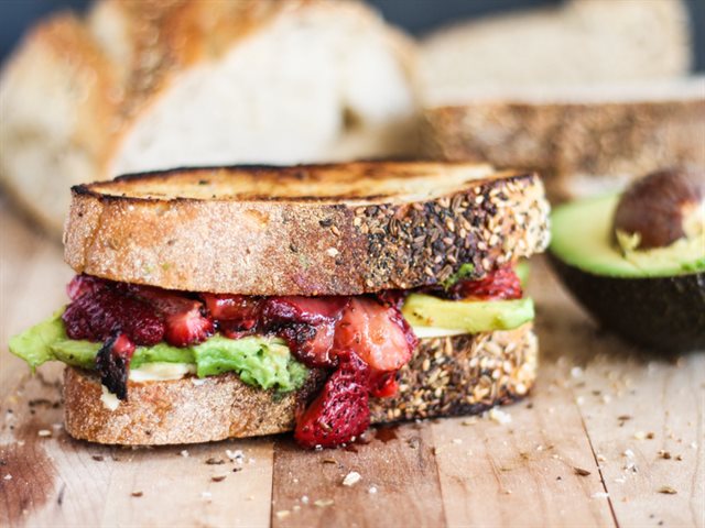 Bánh Mì Kẹp Bơ Dâu Tây Nướng