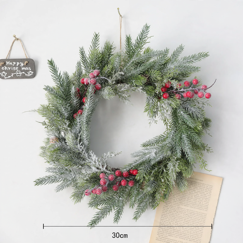 Dekorativer Weihnachtskranz im nordischen Stil mit Schnee-Optik