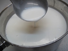 Bột làm bánh bò khi ủ nở phồng rồi sẽ tự xẹp xuống lại. Cho vào hỗn hợp mới nấu xong, hòa thêm nước muối ấm đã pha ở trên. Dùng rây lại bột để bột mịn hơn. Sau đó đem ủ tiếp ít nhất 30 phút đến 1 tiếng đồng hồ.