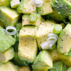 Trộn đều tất cả là chúng ta đã có 1 món salad thơm ngon, bổ dưỡng, đẹp mắt trong 10 phút rồi đấy. Salad thường rất kén người ăn nhưng nếu bạn kiên trì theo đuổi một chế độ ăn lành mạnh, sức khỏe và vóc dáng của bạn sẽ được cải thiện ngay. Bạn cũng có thể kẹp cùng bánh mì như một bữa ăn sáng nhé.