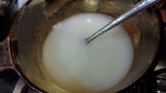 Khi nồi nước sôi lên lần thứ 2, đổ sữa đặc vào nồi rau câu, khuấy đều tay cho tan. Ta sẽ có hỗn hợp màu trắng sữa.