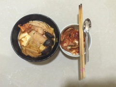 Vậy là xong, ăn khi nóng và nếu không thích trộn mì chung vì sợ nở bung thì bạn để riêng nhé, nhưng mình thấy ăn cách này thì đúng vị hàng hơn ấy.