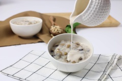 Chè đậu trắng chín múc ra chén, chan nước cốt lên trên và thưởng thức thành quả. Chè đậu trắng ăn nguội mới ngon nha. Cách nấu chè đậu trắng rất đơn giản, ngoài hương vị thơm ngon, bạn có thể dùng để cúng thôi nôi. Món chè đậu trắng này thật sự quá hấp dẫn đúng không nào, hãy vào bếp và bắt tay làm ngay thôi!