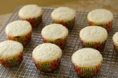 Lót cốc giấy vào từng khuôn cupcake, múc hỗn hợp bánh vào cốc giấy. Cho bánh vào lò, nướng khoảng 15 phút ở nhiệt độ 180 độ C.