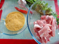Hạt kê ngâm nước 20-30 phút, sau đó đổ ra rổ để ráo.