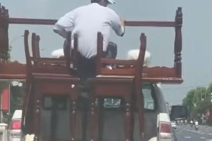 Công an TP Huế thông tin vụ 'xe bán tải biển xanh chở người 'đánh đu' phía sau thùng' - Báo Người Lao Động