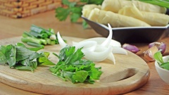 Để làm món Mực xào măng tươi đầu tiên chúng ta sẽ sơ chế các nguyên liệu: mực tươi cắt khoanh, măng tươi rửa sạch cắt đôi sau đó cắt thanh mỏng, hành tây cắt thành lát mỏng, hành lá, cần tàu cắt khúc ngắn khoảng 5cm, rau răm nhặt lấy những lá sạch (rau răm và cần tàu có thể cắt nhuyễn ra nếu thích). Tỏi và hành tím băm nhuyễn.
