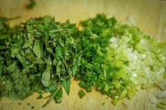 Hành tím bóc vỏ, cắt mỏng. Hành lá, rau răm rửa sạch, cắt nhỏ.