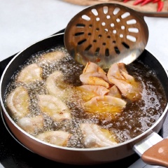 Bắt chảo dầu cho nóng, sau đó cho từ từ lòng vào chiên vàng đều hai mặt thì vớt ra để ráo dầu.