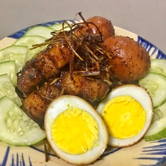 Vậy là món thịt kho sả đã hoàn thiện rồi, phần thú vị ở đây khi kho, bạn sẽ có phần nước sốt sền sệt, dùng khi ăn với cơm nóng thịt thật là ngon. Phần thêm là hương vị thịt kho đậm đà, thịt chín đều và mềm, cùng vị sả thơm thơm. Bữa cơm gia đình đã ngon mà còn rất đưa cơm nhé.