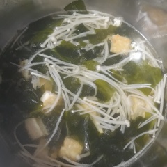 Bắc nồi nước, cho rong biển khô vào. Đến khi nước sôi lăn tăn, cho nấm và đậu vào. Nêm 2 muỗng canh hạt nêm Knorr nấm hương