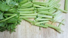 Hành tím, hành tây cắt mỏng. Thì là rửa sạch, cắt nhỏ. Nấm hương cắt nhỏ, cần tây cắt khúc. Cà chua cắt mỏng thành khoanh tròn.