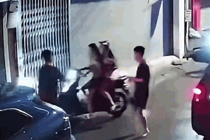 Hà Nội: Làm rõ vụ hai cô gái bị nam thanh niên chặn xe, đấm đá lúc nửa đêm ở Xuân Đỉnh - Chuyên trang Gia Đình &amp; Xã Hội - Báo Sức khỏe &amp; Đời sống