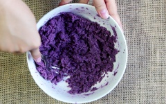 Khoai lang tím rửa sạch, gọt vỏ, cho vào nồi hấp chín. Gắp khoai lang ra, cho vào tô, dùng muỗng hoặc nĩa nghiền nhuyễn.