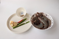 Tôm cắt bỏ bớt chân và râu tôm, rửa sạch rồi dùng khăn giấy thấm khô nước. Gừng, tỏi, ớt và ớt thái nhỏ. Tiêu giã nhỏ.