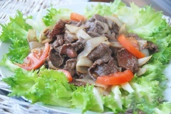 Múc bò xào hành tây ra đĩa, trang trí bằng những lát cà chua và rau xà lách, giúp món ăn ngon và tinh tế hơn. Lâu lâu thì bạn thử đổi vị cho bữa cơm gia đình thêm ngon miệng và giàu dinh dưỡng với món bò xào hành tây đơn giản này thử nhé. Cách làm bò xào hành tây thật đơn giản và nhanh chóng đúng không, rất thích hợp cho những bạn hay bạn rộn với công việc đó.