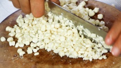 300gr ức gà cho vào nồi nước lạnh cùng với 10gr gừng và 2gr muối, luộc khoảng 10-12 phút cho ức gà chín thì vớt ra, để nguội bớt rồi xé thành những miếng nhỏ. 200gr bắp nếp (khoảng 1 trái) cắt lấy phần hạt rồi đem băm nhuyễn.