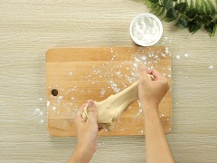 Bắt đầu se viên trân châu. Dùng tay vo tròn từng viên Trân Châu kích thước theo mong muốn của bạn. Ngoài ra bạn có thể cán và se bột thành những sợi dài, sau đó dùng dao cắt. Cách này giúp các viên tròn bằng nhau và đẹp mắt bé bé xinh xinh. Khi cắt và vo viên bạn nhớ rải thêm 1 ít bột năng bên ngoài để các hạt không bị dính vào nhau nhé.