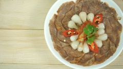 Món bắp bò ngâm nước mắm chua chua mặn ngọt rất phù hợp với bữa tiệc sum họp gia đình hoặc vào những ngày lễ. Làm món khai vị để mọi người nhâm nhi trong lúc chờ món ăn chính được dọn lên thì còn gì tuyệt vời hơn nữa. Bắp bò ngâm nước mắm dùng kèm với kim chi, củ kiệu sẽ rất ngon nhé!