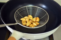 Tỏi bóc vỏ. Bắc chảo lên bếp cùng 3 muỗng canh dầu ăn, khi dầu nóng đều thì cho tỏi đã bóc vỏ vào chiên vàng. Sau đó, vớt tỏi ra khỏi chảo và đổ bớt dầu ăn đi. Tiếp đến bạn cho thịt bò vào xào.