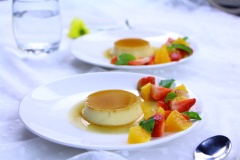 Bánh flan sau khi được hấp chín thì cho ra hỏi xửng hấp, đợi một lúc cho bánh nguội bớt thì đem úp ra đĩa. Bạn có thể trang trí thêm cho đĩa bánh flan trông đẹp mắt và ngon miệng bằng cách rưới thêm caramel, đặt lên topping trái cây ưa thích để ăn kèm nhé.