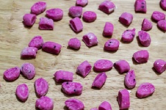 Nặn bột thành từng dải dài, dùng dao cắt thành từng miếng nhỏ sẽ nhanh hơn là bạn nặn từng viên trân châu tròn nhé. Đổ nước vào nồi đun sôi, cho trân châu vào luộc chín rồi vớt trân châu ra bát nước lọc để trân châu không bị dính vào nhau.