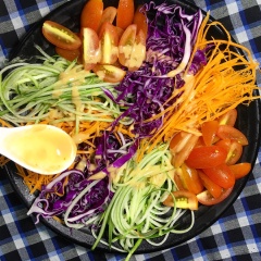 Chan nước sốt lên thế là chúng ta hoàn thành món salad cầu vồng cực kỳ ngon miệng và bổ dưỡng rồi.