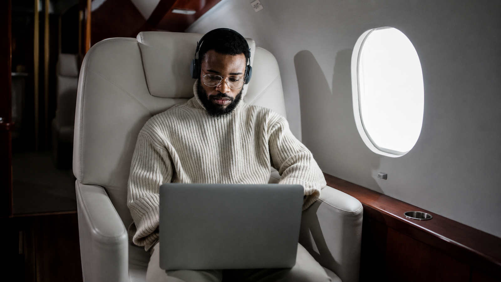 Starlink Is Changing Private Aviation, and Passengers Now Expect to Stay Connected at 40,000 Feet