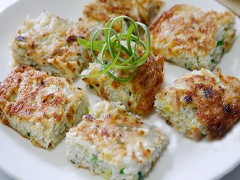 Chả cá cơm đơn giản, mà ngon. Với những con cá cơm tươi roi rói được chiên thành chả béo thơm, có thể chấm ăn cùng tương ớt rất ngon.