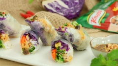 Dĩa gỏi cuốn ngũ sắc rực rỡ sắc màu rất thích hợp để làm nổi bật mâm cơm chay gia đình bạn, hoặc đơn giản là trở thành một món ăn thú vị cho thực đơn giải ngấy sau những ngày tết. Từng cuốn gỏi thanh mát chấm cùng nước sốt bơ đậu phộng béo thơm, sẽ rất ngon và hài hòa đấy.
